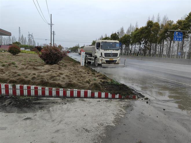 乐鱼app：淤泥杂草阻塞邦道排水沟他们清淤规复道道整洁(图3)