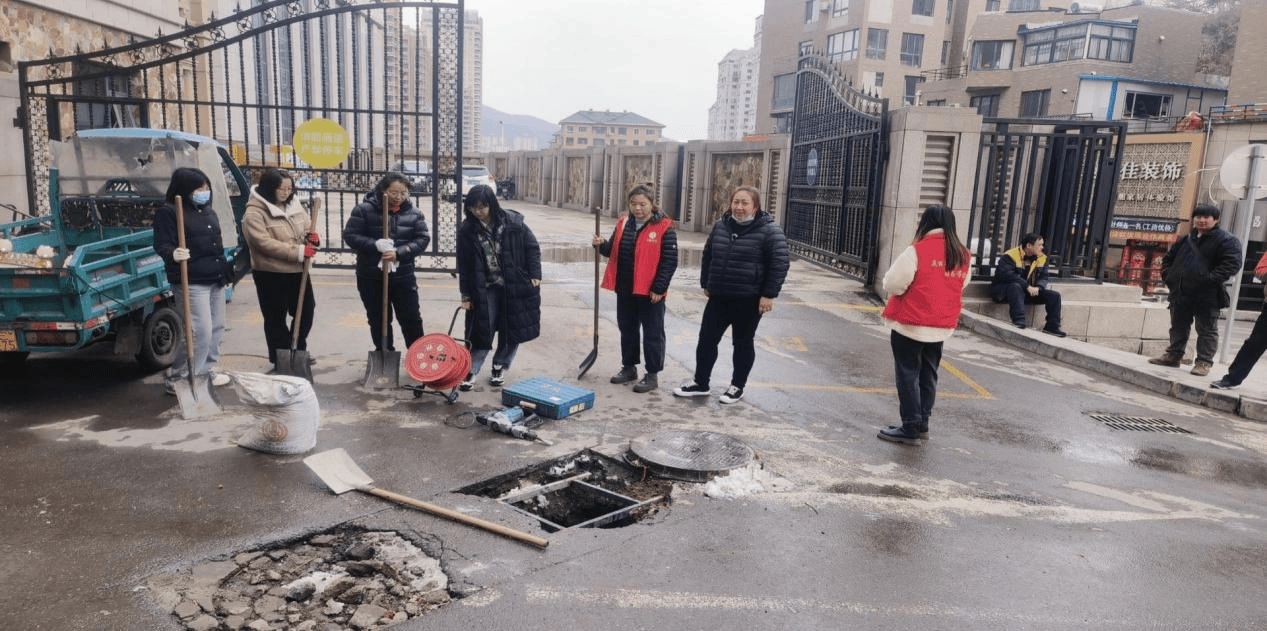 乐鱼app：辽宁省本溪市明山区高峪街道锦峪社区闭工委修复井盖为住户出行护航(图2)